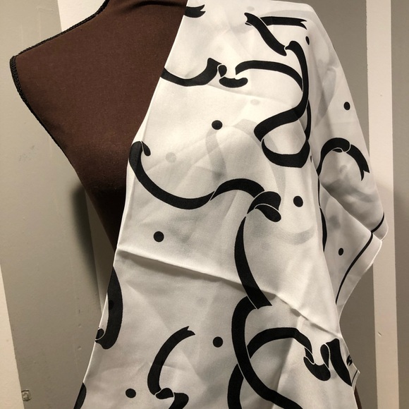 30’ inches square scarf ,made in Italy. Polyester - Picture 4 of 5